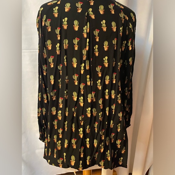 Cactus blouse with unique neckline detail - Picture 2 of 3